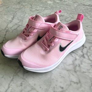 NWOT Girl’s NIKE Starrunner Shoes Size 3